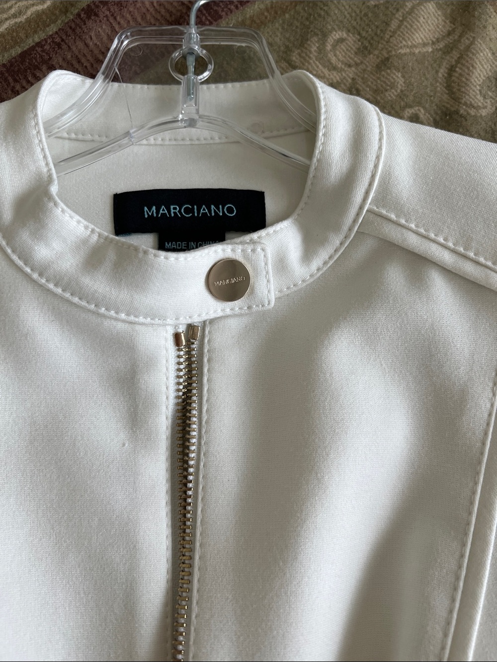 Marciano  beautiful nwot stretched fabric blaser.